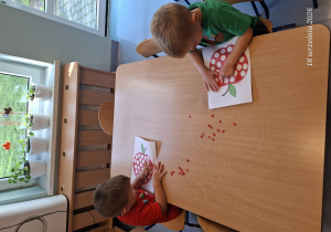 robienie pracy plastycznej przy stoliku