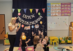 zabawa z bańkami mydlanymi