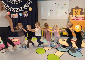 zabawa muzyczno-ruchowa ,,Jedzie pociąg z daleka"