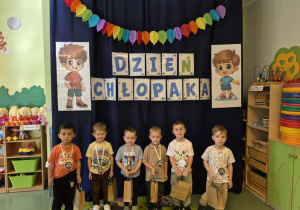 chłopcy z medalami i upominkami