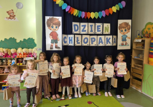 dziewczynki z pamiątkowymi dyplomami i upominkami