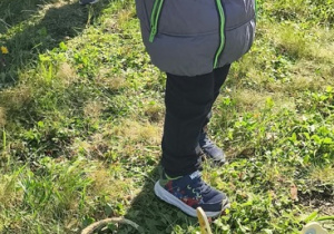 chłopiec podczas zabawy na dworze