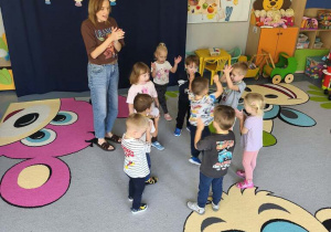 wspólna zabawa na dywanie