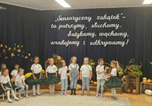 Chłopcy i dziewczynki mówią wierszyki.