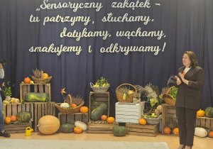 Dyrekcja na tle dekoracji dziękuje dzieciom za występ.