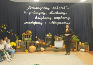 Pani Dyrektor stoi na tle dekoracji.