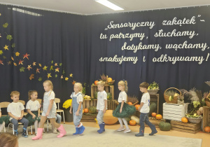 Dzieci idące na tle dekoracji.