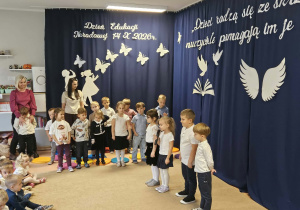 Przedszkolaki występują przed publicznością.