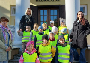 Dzieci z grupy Smerfy na tle muzeum.