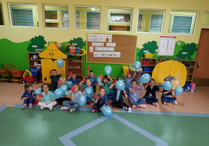 Zdjęcie grupowe z balonami i pomalowaną dłonią