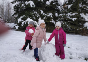 dziewczynki i ich kula śniegowa