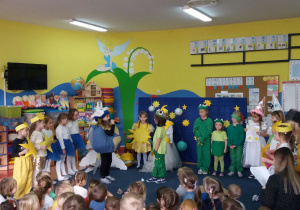 Przedstawienie pod tytułem S.O.S dl dzieci... zaprezentowały również w przedszkolu dla koleżanek i kolegów