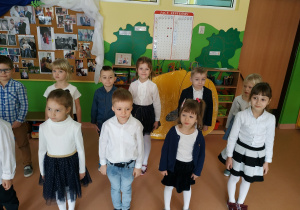 dzieci przed występem