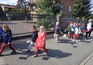 dzieci w trakcje pochodu z flagami