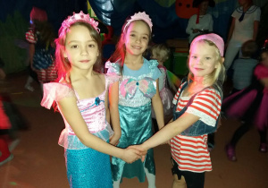 Monika, Natalka i Weronika z grupy Elfów świetnie wpasowały się w tematykę balu