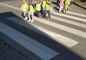 Dzieci przechodzą przez jezdnię.