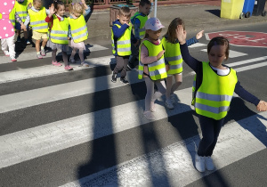 Dzieci przechodzą przez jezdnię.