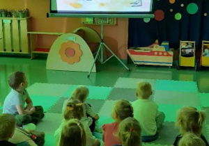 Dzieci oglądają film o kropce.