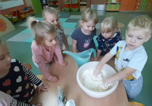 Dzieci robią masę solną.