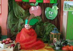 Dziecko w przebraniu jabłuszka.