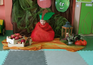 Dziecko w przebraniu jabłuszka.