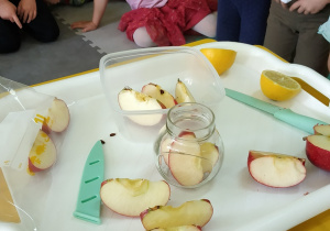 Eksperyment z jabłkiem.