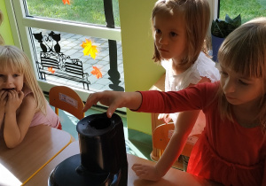 Dzieci robią sok z jabłek.