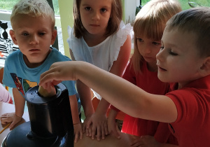 Dzieci robią sok z jabłek.