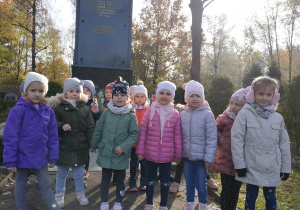 Przedszkolaki przed pomnikiem poległych Żołnierzy.