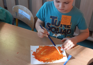 Dzieci malują "rosnącą" farbą.