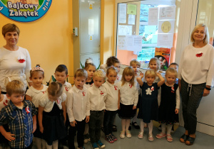 Dzieci w przedszkolnym holu.