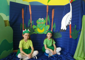 Monika i Natalka w roli żabek
