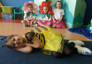 Weronika, Lena, Kasia w roli wiosennych kwiatów oraz Nikola w roli pszczółki