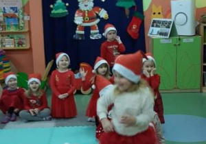 Dzieci oczekują na Mikołaja.