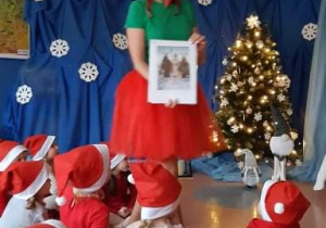 Elf opowiada o krainie św. Mikołaja.