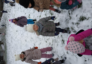Dzieci lepią ze śniegu.