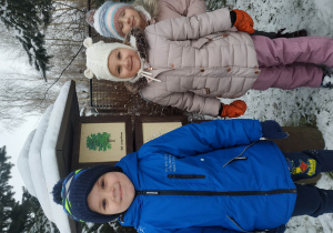 Wesołe dzieci na śniegu.