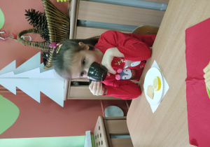 Dziewczynka pije herbatkę.