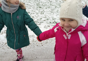 Dzieci idą na zimowy spacer.