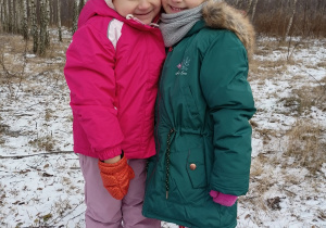 Dziewczynki w zimowej scenerii.