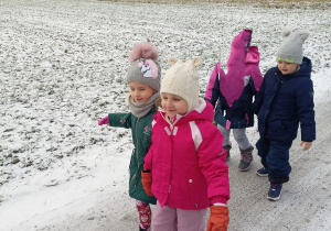 Dzieci na spacerze wśród pól.