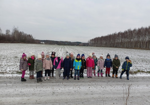 Dzieci w zimowym krajobrazie.