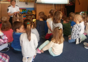 Dzieci ogladają prezentację multimedialną.
