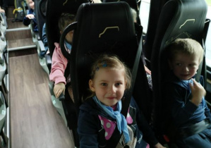 Dzieci jadą w autobusie.
