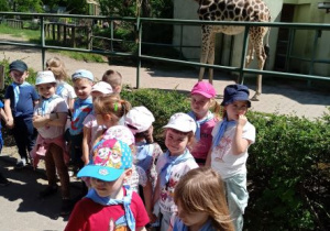 Dzieci przed wybiegiem żyraf.