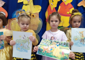Dzieci z ilustracjami różnych bajek