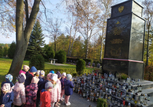 Dzieci przy pomniku ofiar 1939r.