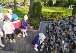 Dzieci przy pomniku ofiar 1939r. - złożenie zniczy