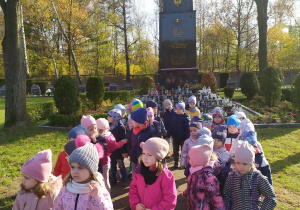 Dzieci przy pomniku ofiar 1939r.