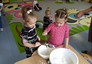 Odmierzanie mąki przez dzieci